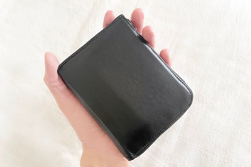 ミニマリスト女性のコンパクトな財布