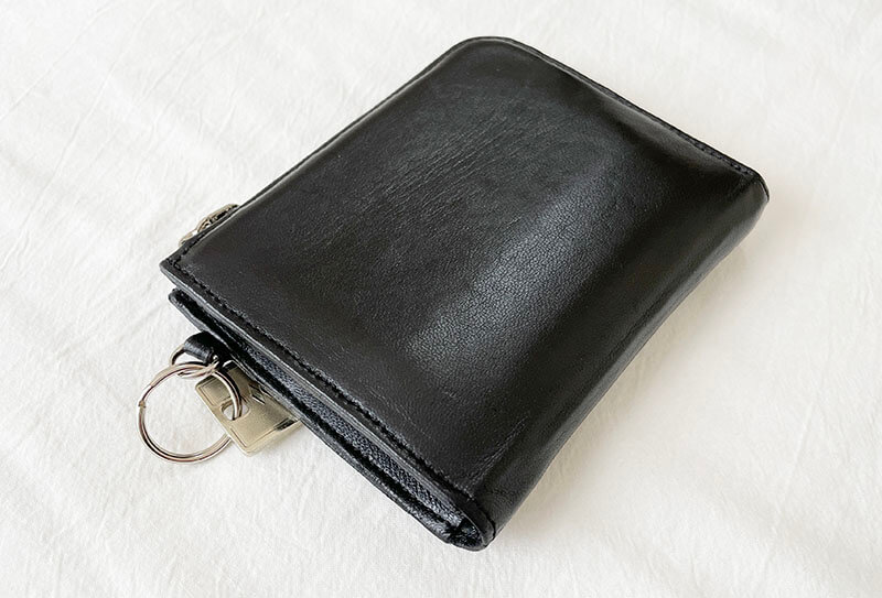 ミニマリスト女性の財布と鍵