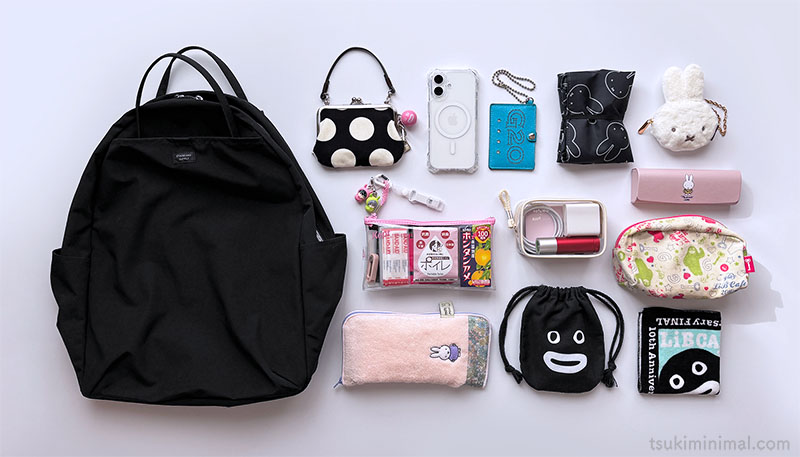 女性ミニマリストのカバンの中身リスト